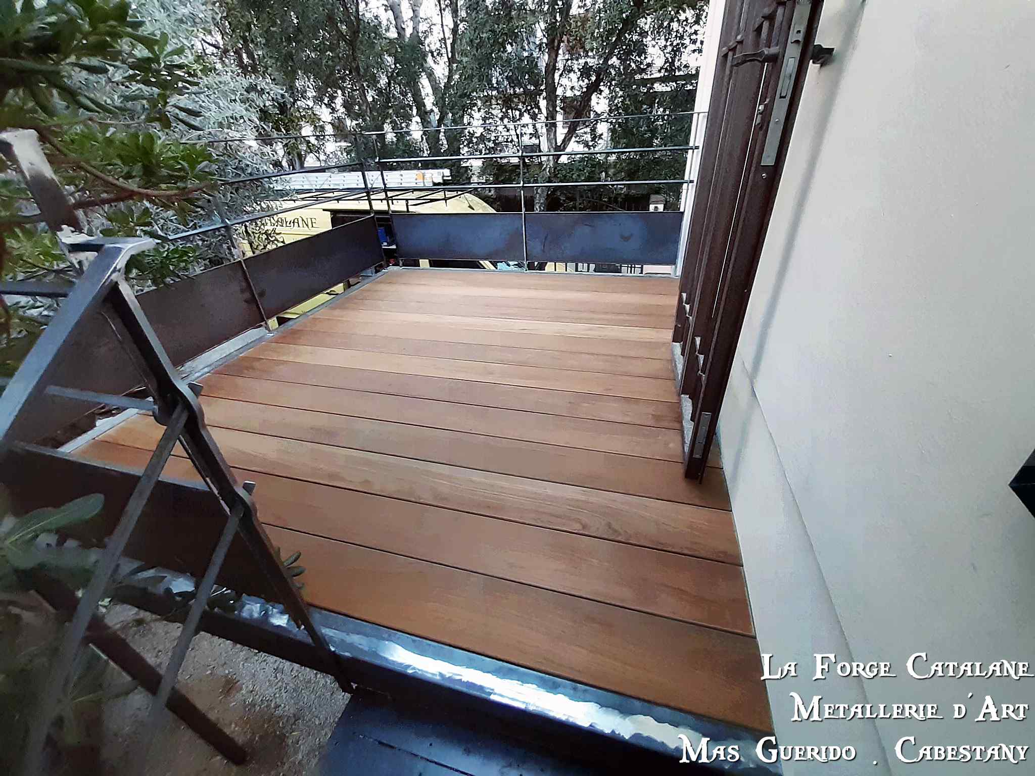 terrasse ossature fer avec bois exotique forge catalane.jpg